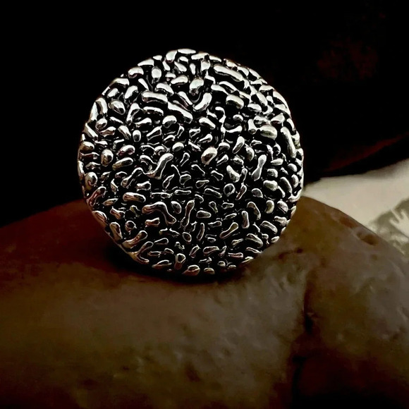 Ring- silver round disc accent ring. Size: 7 - Picture 1 of 7